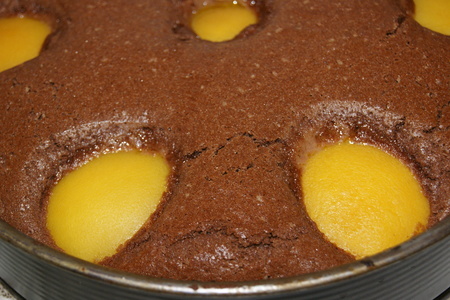 Шоколадный пирог с персиками и ореховой корочкой.: шаг 4