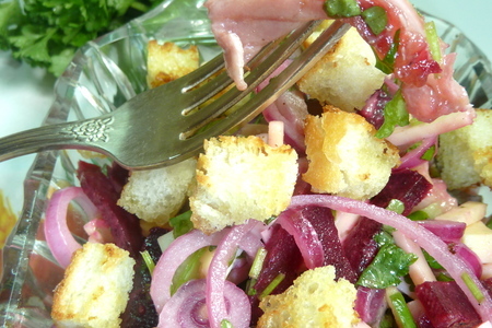 Салат с сельдью, маринованным луком и сухариками. новый, яркий, незабываемый вкус.: шаг 7