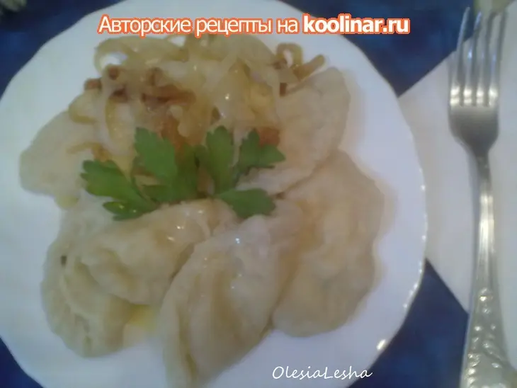 Вареники с картофелем и...с салом и...с луком))): шаг 1
