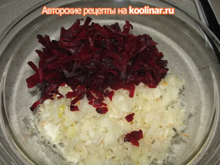 Салат из квашенной капусты со свеклой: шаг 3