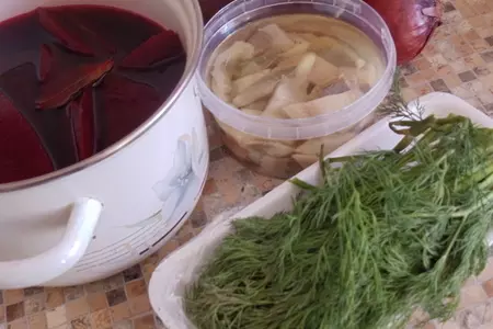 Салат из маринованной свеклы и сельди: шаг 1