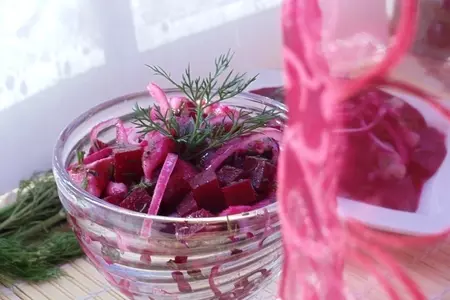 Салат из маринованной свеклы и сельди: шаг 2