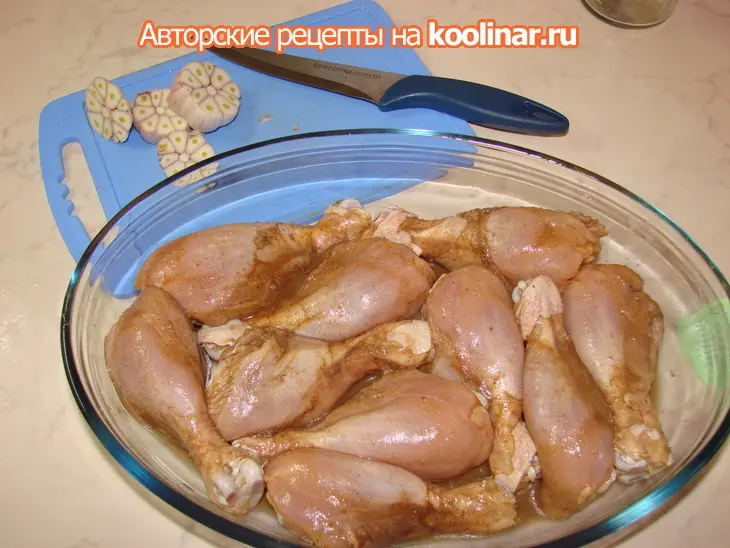Куриные ножки в медово-горчичной глазури с запеченным чесноком и гарниром: шаг 4