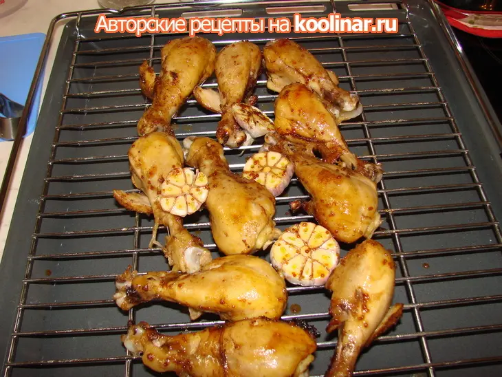 Куриные ножки в медово-горчичной глазури с запеченным чесноком и гарниром: шаг 5