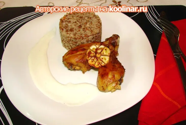 Куриные ножки в медово-горчичной глазури с запеченным чесноком и гарниром: шаг 9