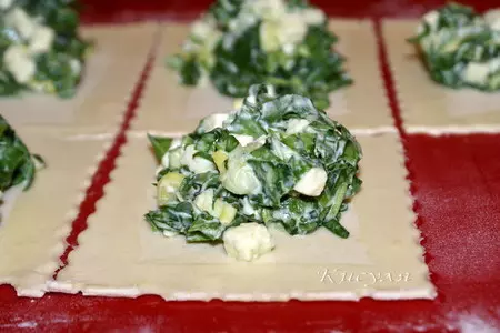 Слоёные пирожки со шпинатом и адыгейским сыром: шаг 4