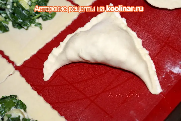 Слоёные пирожки со шпинатом и адыгейским сыром: шаг 5