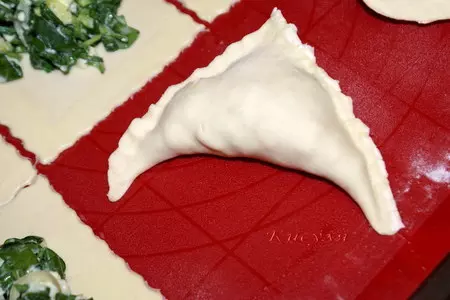 Слоёные пирожки со шпинатом и адыгейским сыром: шаг 5