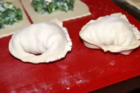 Слоёные пирожки со шпинатом и адыгейским сыром: шаг 6