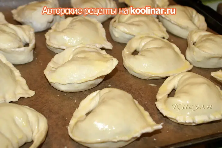 Слоёные пирожки со шпинатом и адыгейским сыром: шаг 7