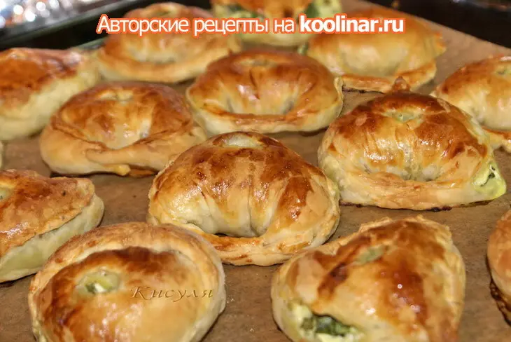 Слоёные пирожки со шпинатом и адыгейским сыром: шаг 8