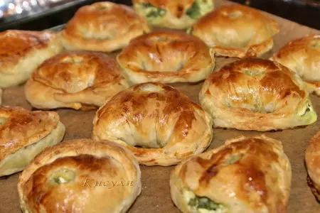 Слоёные пирожки со шпинатом и адыгейским сыром: шаг 8