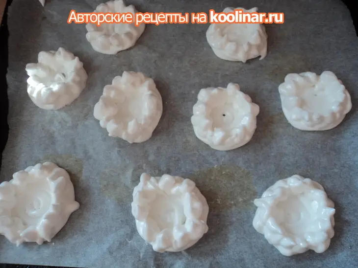Пирожное безе с черной смородиной.: шаг 2