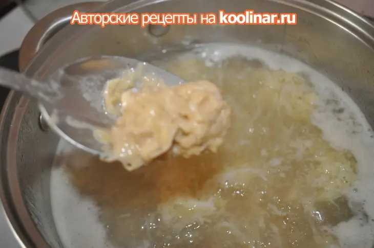 Густой суп с шампиньонами и картофельными клёцками: шаг 4