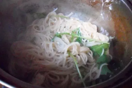 Паста с яичным соусом и кедровыми орешками: шаг 4