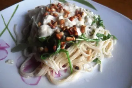 Паста с яичным соусом и кедровыми орешками: шаг 5