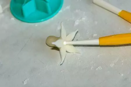 Торт "маша и медведь на рыбалке": шаг 15