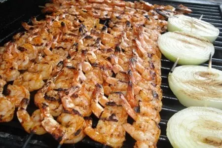 Креветки с чесноком и луком на гриле: шаг 6