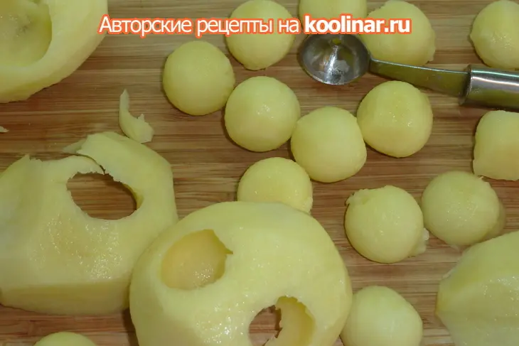 Хлебные корзиночки с финским селедочным салатом и картофельными шариками на гарнир: шаг 6