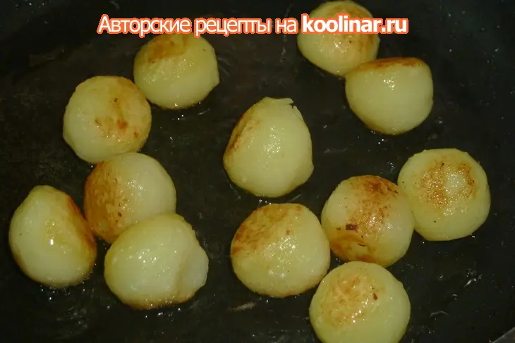 Хлебные корзиночки с финским селедочным салатом и картофельными шариками на гарнир: шаг 7