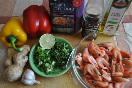 Рисовая лапша с креветками и овощами.: шаг 1