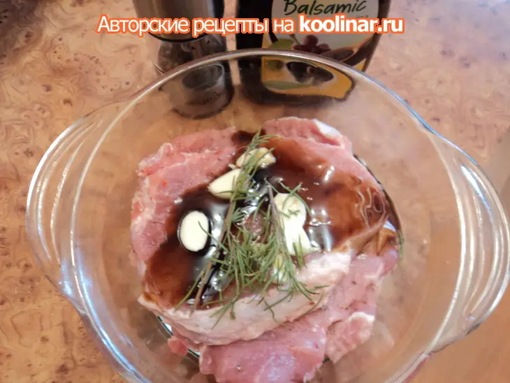Свинина, маринованная с бальзамическим кремом и розмарином, с клюквенным рисом.: шаг 1