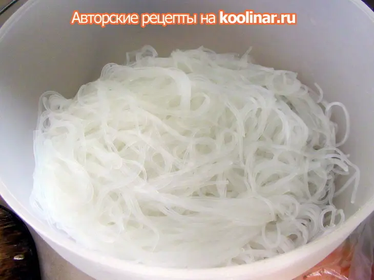 Стеклянная лапша с овощами и креветками.: шаг 1
