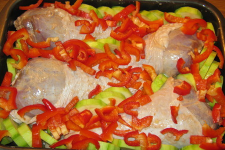 Голень индейки под кефирно-чесночным маринадом, запеченная с овощами.: шаг 2