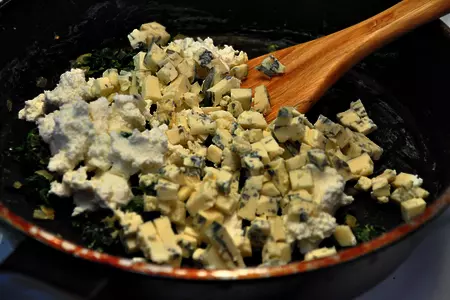 Куриные кордон блю с начинкой из шпината, творога и горгонзолы.: шаг 3