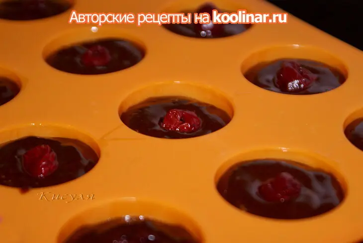 Шоколадные кексы с белым шоколадом и ромовой вишней: шаг 5
