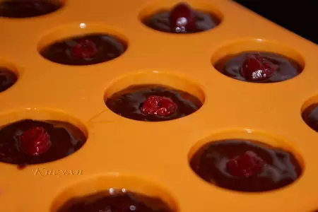 Шоколадные кексы с белым шоколадом и ромовой вишней: шаг 5