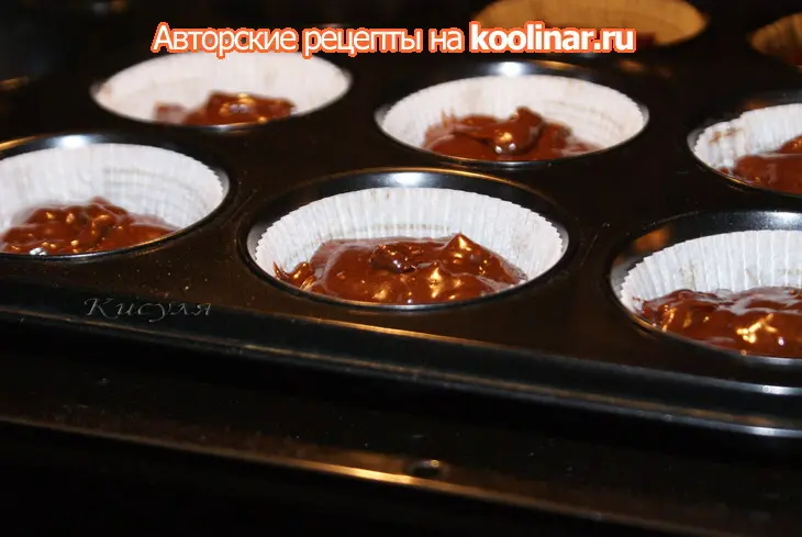 Шоколадные кексы с белым шоколадом и ромовой вишней: шаг 6