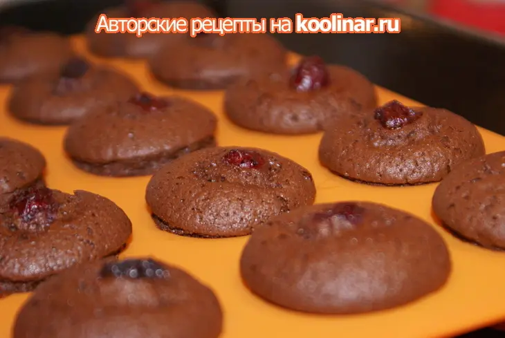 Шоколадные кексы с белым шоколадом и ромовой вишней: шаг 7