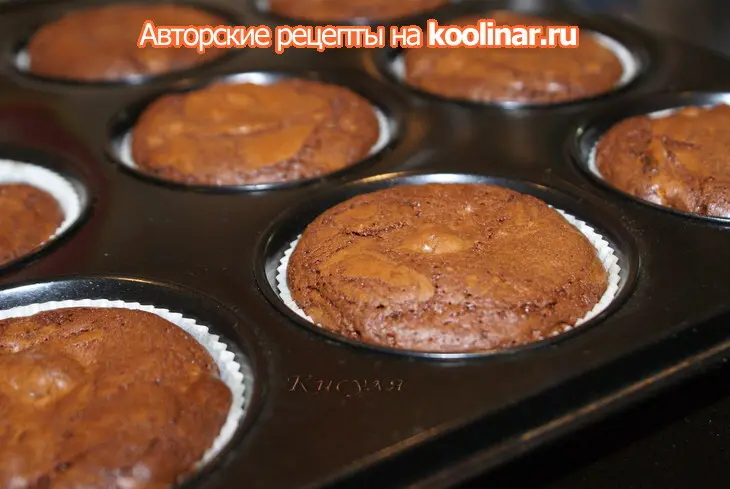 Шоколадные кексы с белым шоколадом и ромовой вишней: шаг 8
