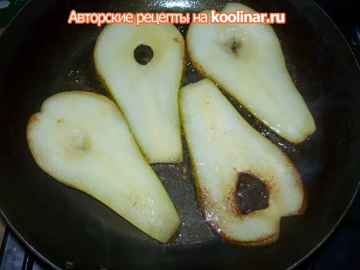 Тортики из голубого сыра на карамелизированных грушах: шаг 6