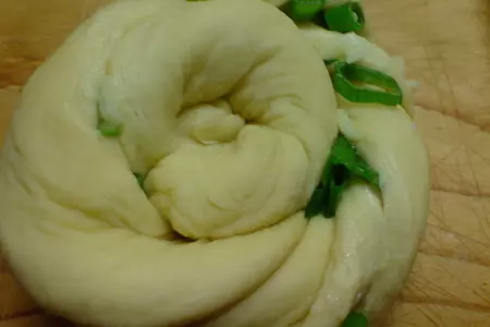 Турецкие витушки с сыром и зелёным луком: шаг 3