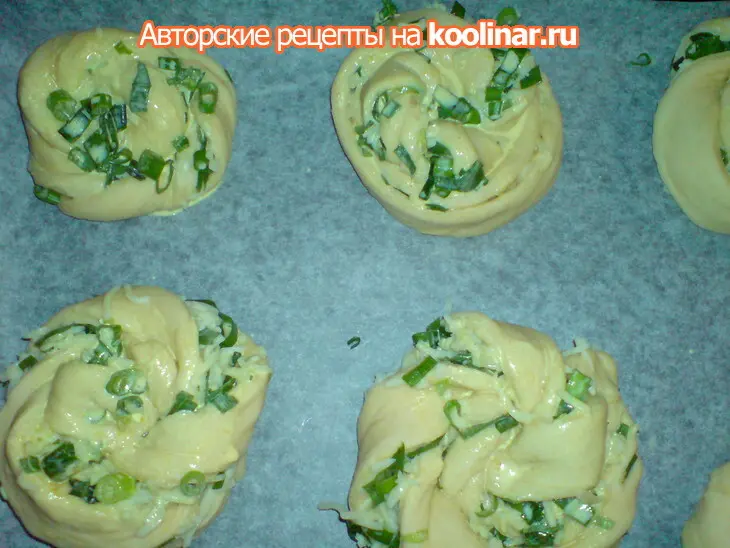 Турецкие витушки с сыром и зелёным луком: шаг 4