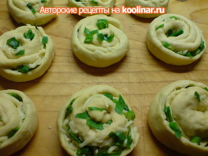 Турецкие витушки с сыром и зелёным луком: шаг 6
