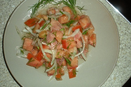 Салат лёгкий с помидором и  кетой слабого посола: шаг 1