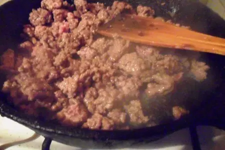 Мясная поджарка с луком - пореем и ореховыми сливками: шаг 4