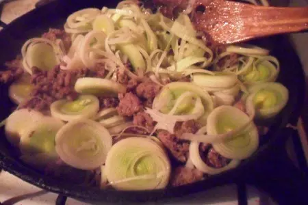 Мясная поджарка с луком - пореем и ореховыми сливками: шаг 5