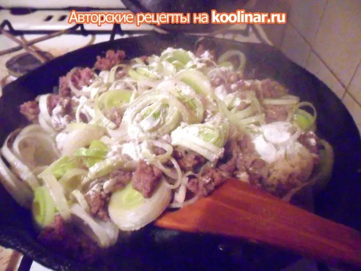 Мясная поджарка с луком - пореем и ореховыми сливками: шаг 6