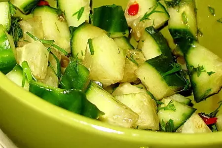 Закуска из слабосоленого лосося с огурцами в маринаде: шаг 2