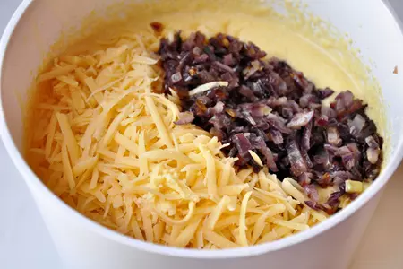 Яблочный, кукурузный кекс с сыром.: шаг 5