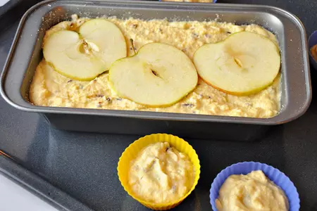 Яблочный, кукурузный кекс с сыром.: шаг 7