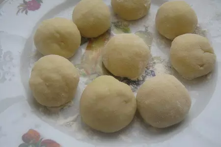 Пончики с ягодным соусом ( doughnut balls with strawberry sauce).: шаг 3