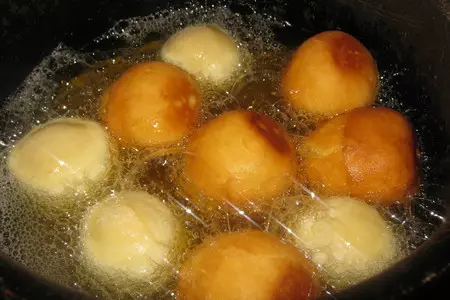 Пончики с ягодным соусом ( doughnut balls with strawberry sauce).: шаг 4