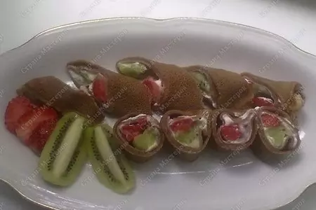 Шоколадный ролл с клубникой и киви: шаг 5