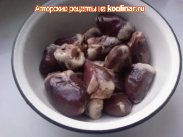 Блинчики с тушёными куриными сердечками, запечённые в духовке до хрустящей корочки: шаг 1