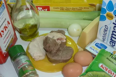 Греческие треуголки из теста фило с курино-луковой начинкой: шаг 1